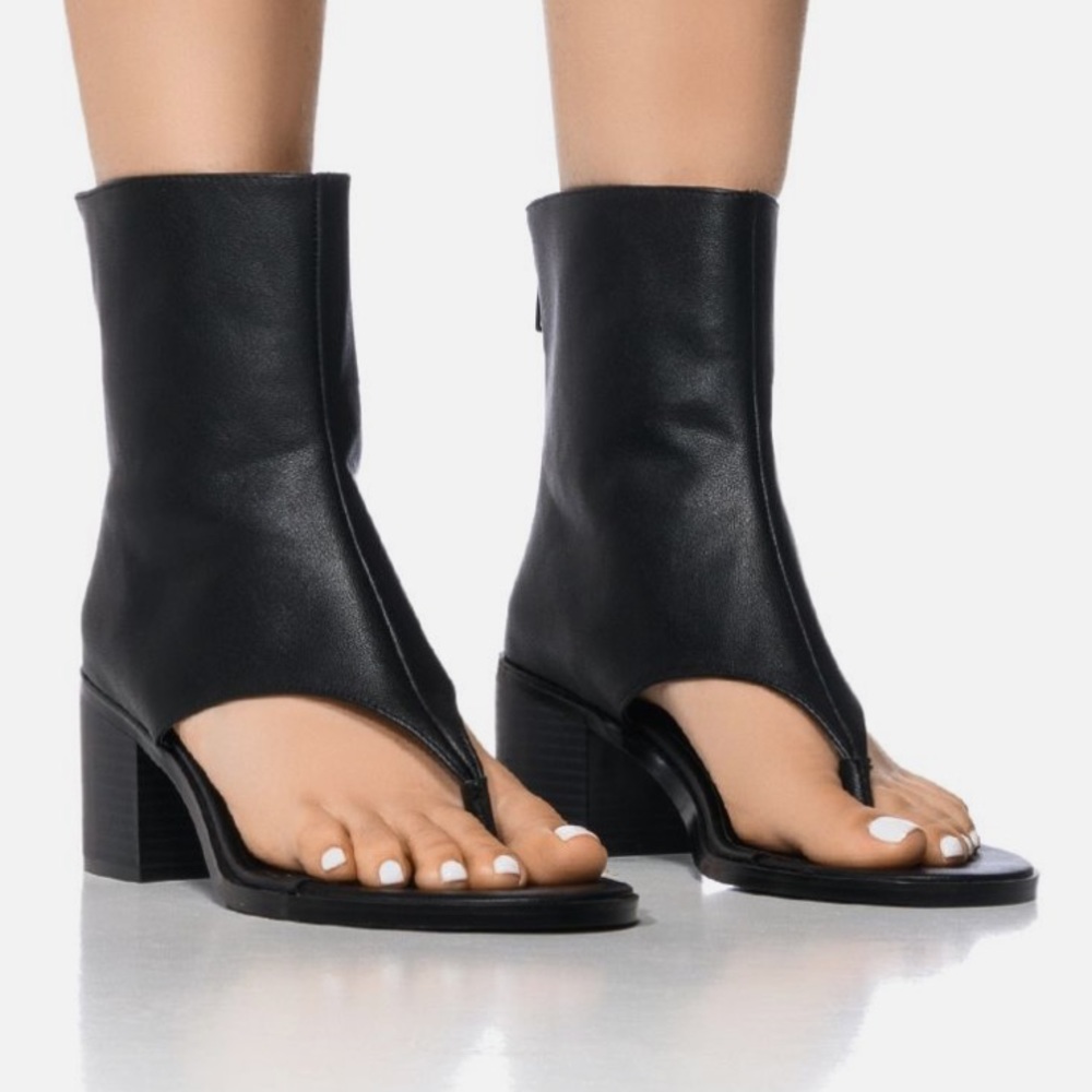 NWOB Azalea Wang Black Chunky Flip Flop Heel